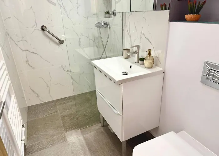 Apartment Poemi A La Cluj- Quiet, Kingsize Bed *